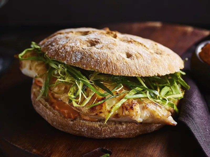 Bocadillo de pollo con cebolleta *crujiente*