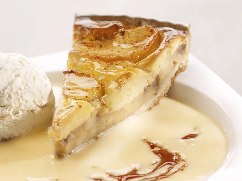 Tarta tatin de manzana con una bola de *helado*